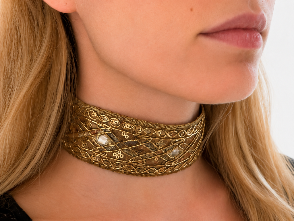 Gabrielle gold statement choker close-up detail, handmade in Vienna